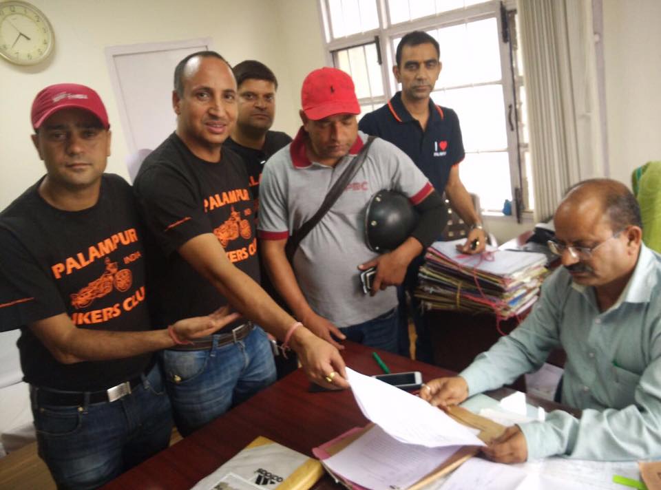 Handing over the memorandum at SDM Palampur office